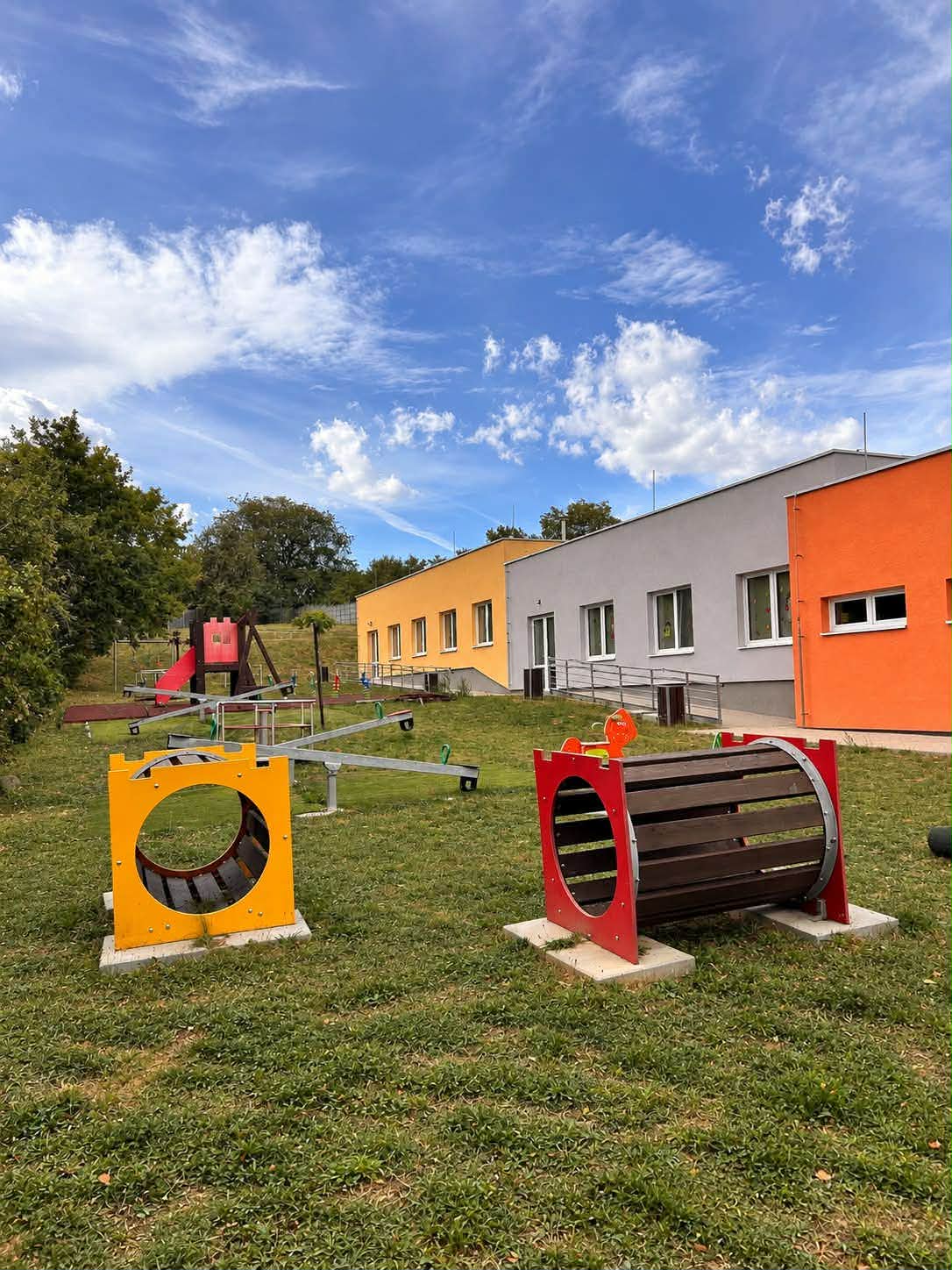 Školský dvor a farebná budova MŠ